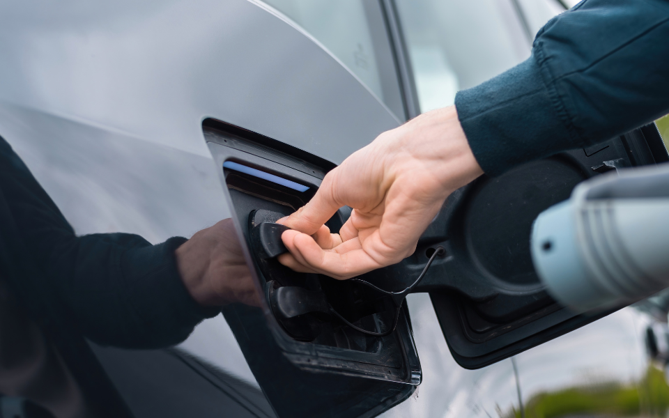 Geplante Steuervorteile für Elektroautos und höhere Steuern für Verbrenner