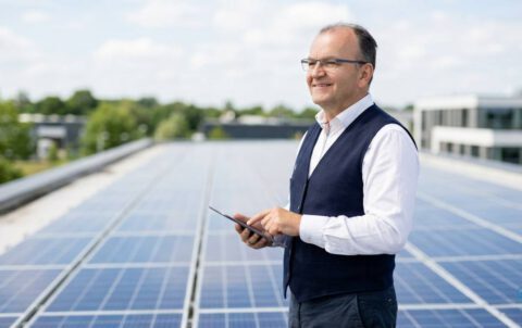 Harald M. Depta von energiefahrer.de auf einem Gewerbedach mit Photovoltaikanlage