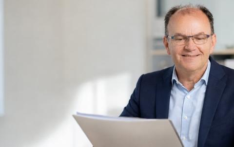 Harald M. Depta von energiefahrer.de prüft ein Angebot zum Investitionsabzugsbetrag