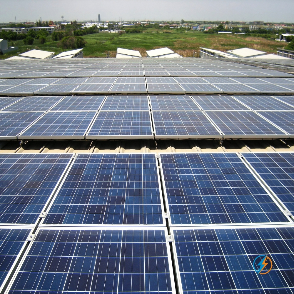 Großes Photovoltaik-Feld auf einem Gewerbedach – IAB-Projekte in der Prüfung, energiefahrer.de