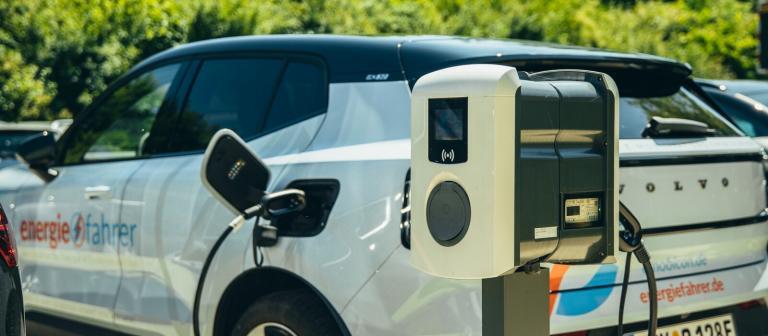 Wallbox lädt ein Elektrofahrzeug von energiefahrer.de auf dem Firmenparkplatz