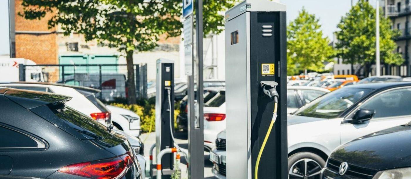 Mehrere E-Auto-Ladesäulen auf einem Firmenparkplatz in Münster