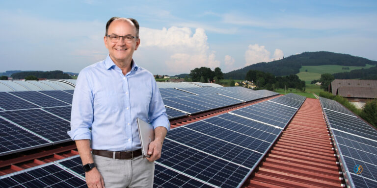 Harald M. Depta auf einem Gewerbedach mit Photovoltaikanlage in Bayern