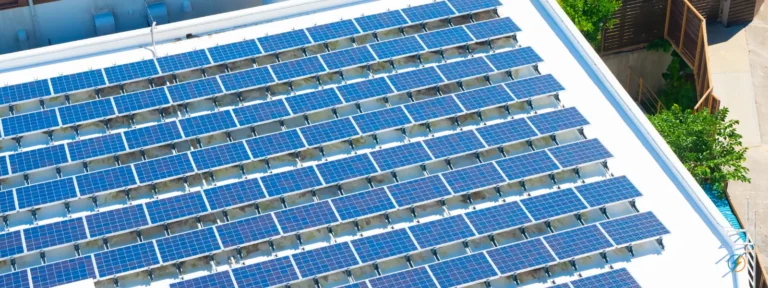 Photovoltaikanlage auf einem Flachdach, PV-Kostenrechner von energiefahrer.de
